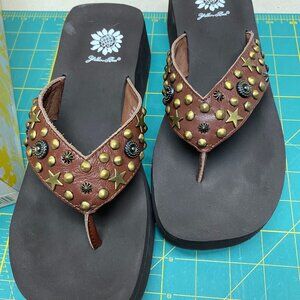 Yellow Box Luxe flip flops, brown, size US 8.5